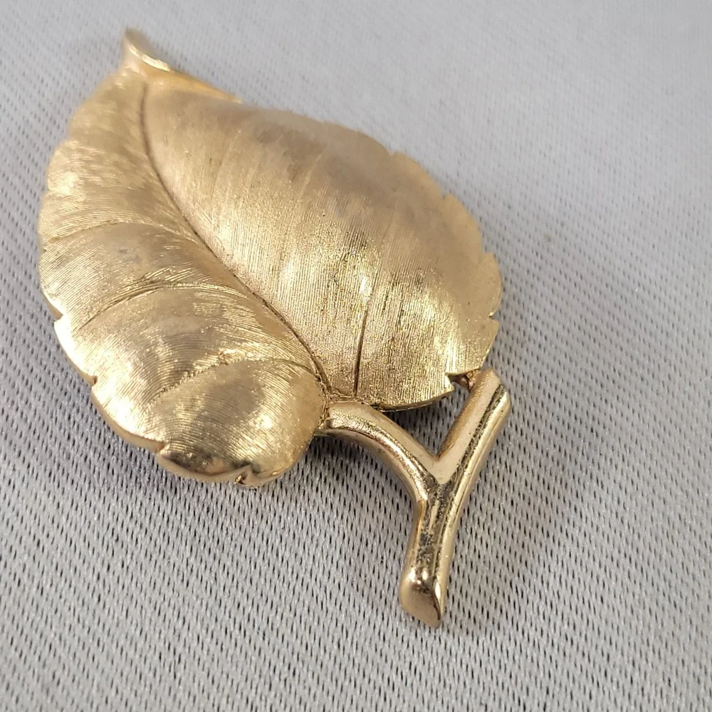 Crown Trifari Vintage Gold Tone Leaf Brooch Textured‎ Botanical Pin